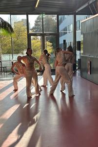 Fünf junge Frauen zeigen eine Tanzdarbietung.