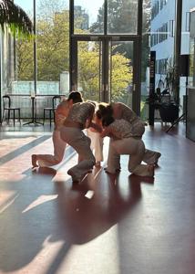 Fünf junge Frauen zeigen eine Tanzdarbietung.