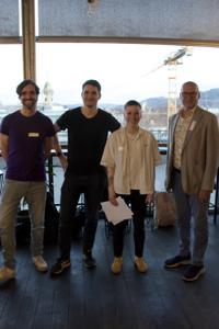 Die Gewinnerin posiert mit den Sponsoren des Preises zum Science Slam.
